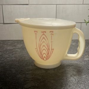 2 Quart vintage Tupperware measures bowl with lid. Very good condition f…